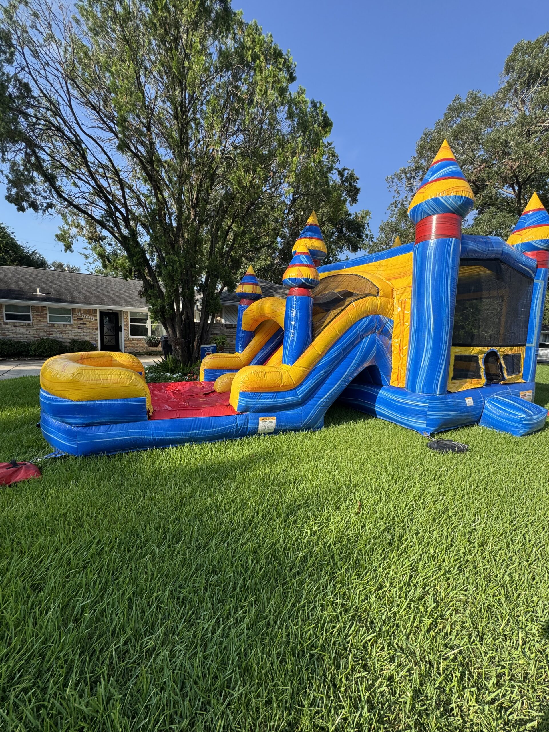 Sugar Land backyard party ideas: Kids playing in bounce house